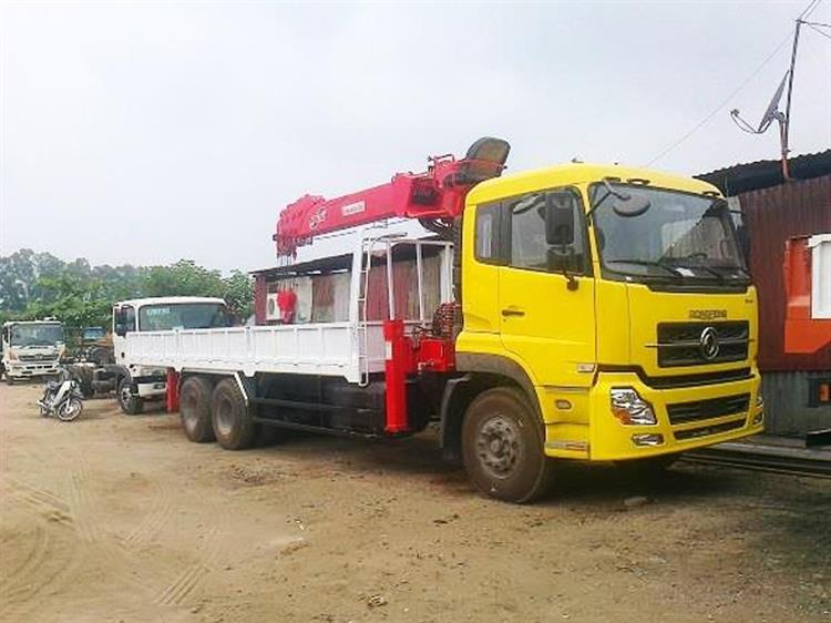 Xe tải Dongfeng 3 chân gắn cẩu ATOM 7 tấn 2